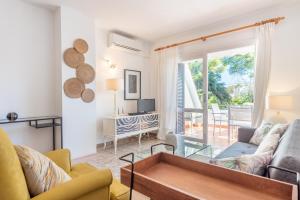 a living room with a couch and a table at Mercuri in Port d'Alcudia