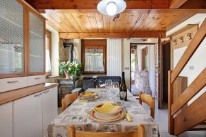 a kitchen and dining room with a table and chairs at Eun Tchì Vo - Gignod in Gignod