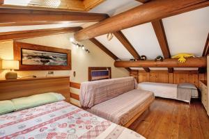 a bedroom with a bed and a couch in a room at Eun Tchì Vo - Gignod in Gignod