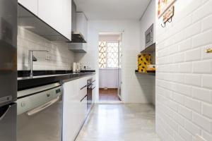 a kitchen with white walls and white appliances at Mi Capricho Calahonda in Mijas