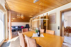 a dining room with a wooden table and chairs at Ferienwohnung Urban in Bestwig
