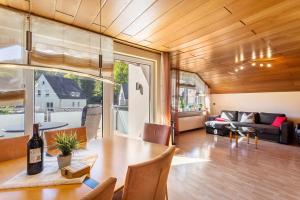 a living room with a table and a couch at Ferienwohnung Urban in Bestwig