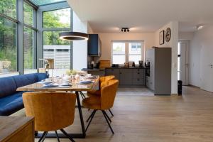 a kitchen and living room with a table and chairs at Ferienhaus Strandnest Dangast in Dangast