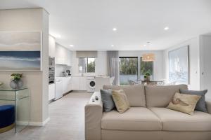 a living room with a couch and a kitchen at Apulia Apartment in Apúlia