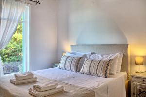 a bedroom with a bed with two towels on it at Villa Ostria in Tsoukalades