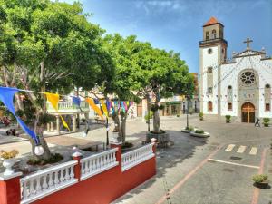 a town square with a church with a clock tower at Apartamento Galoponte - Laaldeabnb in San Nicolás +11 photos