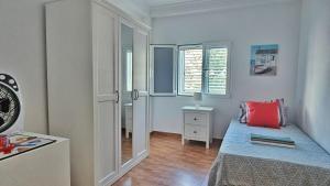 a small bedroom with a bed and a window at Apartamento Galoponte - Laaldeabnb in San Nicolás