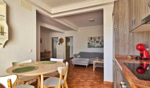 a kitchen and living room with a table and chairs at Apartamento Galoponte - Laaldeabnb in San Nicolás