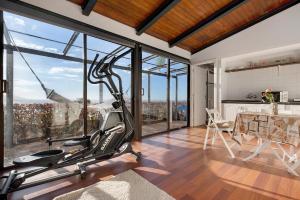 a gym with a view of the eiffel tower at Villa Horizonte in Santa Úrsula