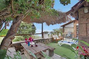 a patio with a wooden table and a tree at Finca el pilar in La Guancha