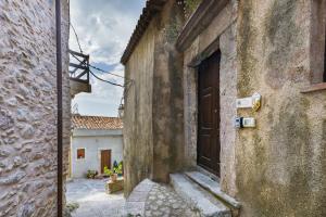 an alley between two buildings with a door at Ospitalità D'alunzio in San Marco dʼAlunzio