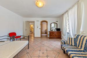 a living room with a couch and a table at Appartamento Pisani in Brez