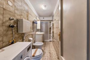 a bathroom with a toilet and a sink at Appartamento Pisani in Brez