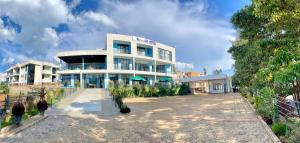 ein großes weißes Gebäude mit vielen Fenstern in der Unterkunft Ibigabiro Hotel in Kagano