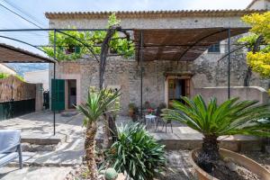 a courtyard with plants in front of a building at Ca'n Repic in Port de Soller