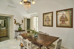 a dining room with a wooden table and chairs at Vtar Casa Palacio Vida in Espejo
