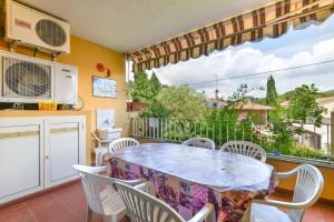 a kitchen and dining room with a table and chairs at Appartamento Trilo Fucini in Campo nell'Elba