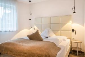 a bedroom with a large bed with a large headboard at Apartment Cater Residence Bun Ste in San Vigilio Di Marebbe