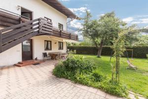 a patio in the backyard of a house at Fewo beim Nik mit Wanderreitstation in Höslwang
