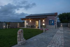 a small house with a pathway leading to a yard at La Casa Vacanza Dei Sogni in Paestum