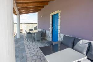 a patio with a blue door and a table and chairs at La Casa Vacanza Dei Sogni in Paestum