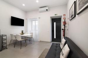 a living room with a couch and a table at Casa Anzol in Fuzeta