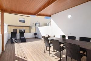 an open living room with a table and chairs at Casa Anzol in Fuzeta