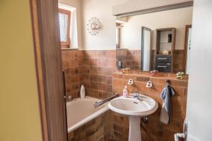 a bathroom with a sink and a bath tub at Haus Jäschke in Bremerhaven +15 photos