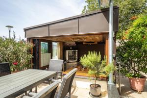 an outdoor patio with a table and a kitchen at Ferienwohnung Zur Imme in Lindau