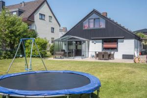 a trampoline in the yard of a house at Haus Jäschke in Bremerhaven
