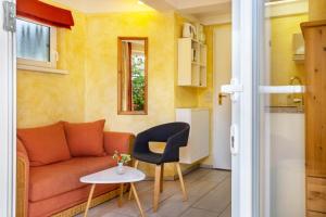 ein Wohnzimmer mit Sofa und Tisch in der Unterkunft Apartment Sonnengärtchen in Blankenburg