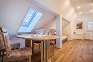 a dining room with a table with chairs and a window at Ferienwohnung Reck in Aulendorf