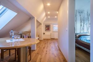 a living room with a table and a bed at Ferienwohnung Reck in Aulendorf