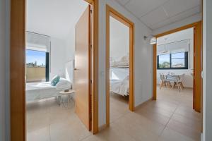 a room with a bedroom and a bed and a table at Ferran in Deltebre
