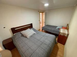 two beds in a small room with at Cabañas Isidora in Dalcahue