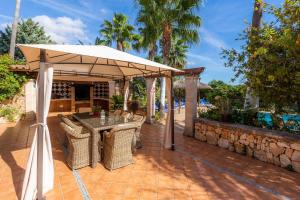 a patio with a table and an umbrella at Can Lopez Vara in Campos