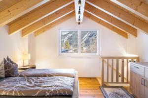 a bedroom with a bed and a window at Apartment Alte Mühle in Scharnitz