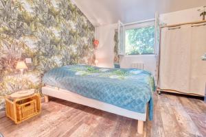 a small bedroom with a bed and a window at Gite L'oiseau Du Paradis in Ribérac
