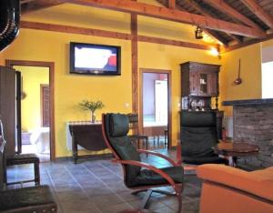 a living room with a tv on the wall at Las Frascuelas in Almajano