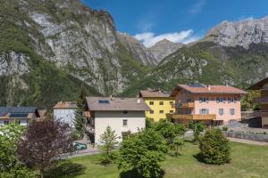a group of houses in front of a mountain at Ciclamino Standard Vittoria in San Lorenzo in Banale
