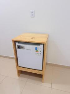 a small refrigerator with a wooden top on top of it at Pousada Descanso Do Preguiça in Barreirinhas