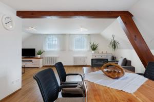 a living room with a dining room table and chairs at Ferienwohnung Alte Münz in Müllheim