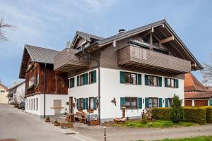 a large white house with a brown roof at Ferienwohnung Silvia in Roßhaupten