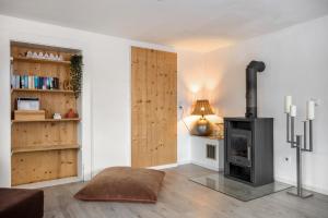 a living room with a wood stove in a room at Ferienwohnung Silvia in Roßhaupten