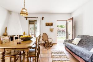 a room with a table and a bed and a dining room at El Madroño in El Palmar