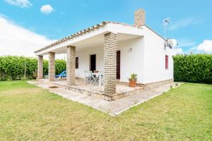 a small white house with a green yard at El Madroño in El Palmar
