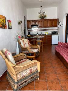 a living room with two chairs and a couch at La Granja in Los Llanos de Aridane