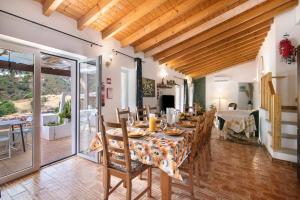 a dining room with a table and chairs at Quinta do Silêncio in Tavira