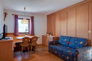 a living room with a couch and a table and a desk at Apartment 4 - Zur Sonne in Laion