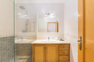 a bathroom with two sinks and a shower at Casa Nelson e Esperanca in Vila Nova de Milfontes +21 photos